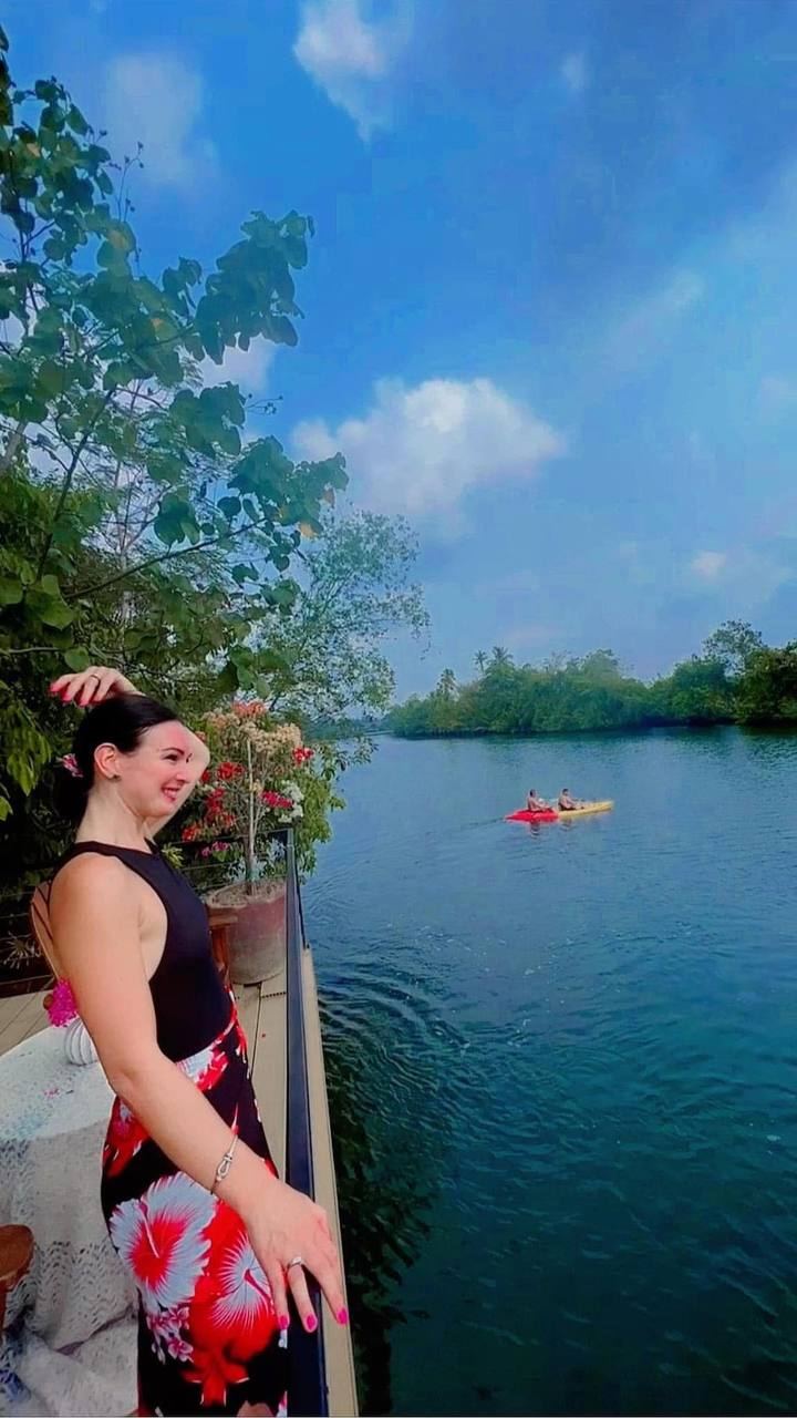 Watching kayaks on the river