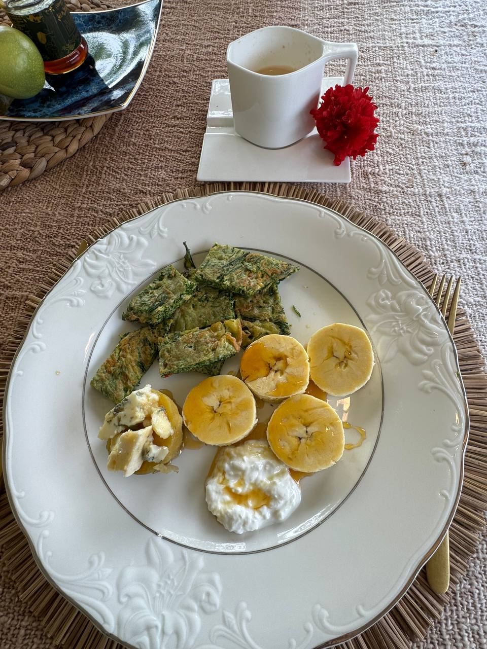 Herb omelette with banana and honey
